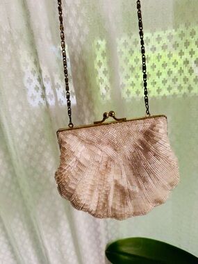 La Regale Vintage Iridescent Beaded Cream Shell Clutch with Chain Strap